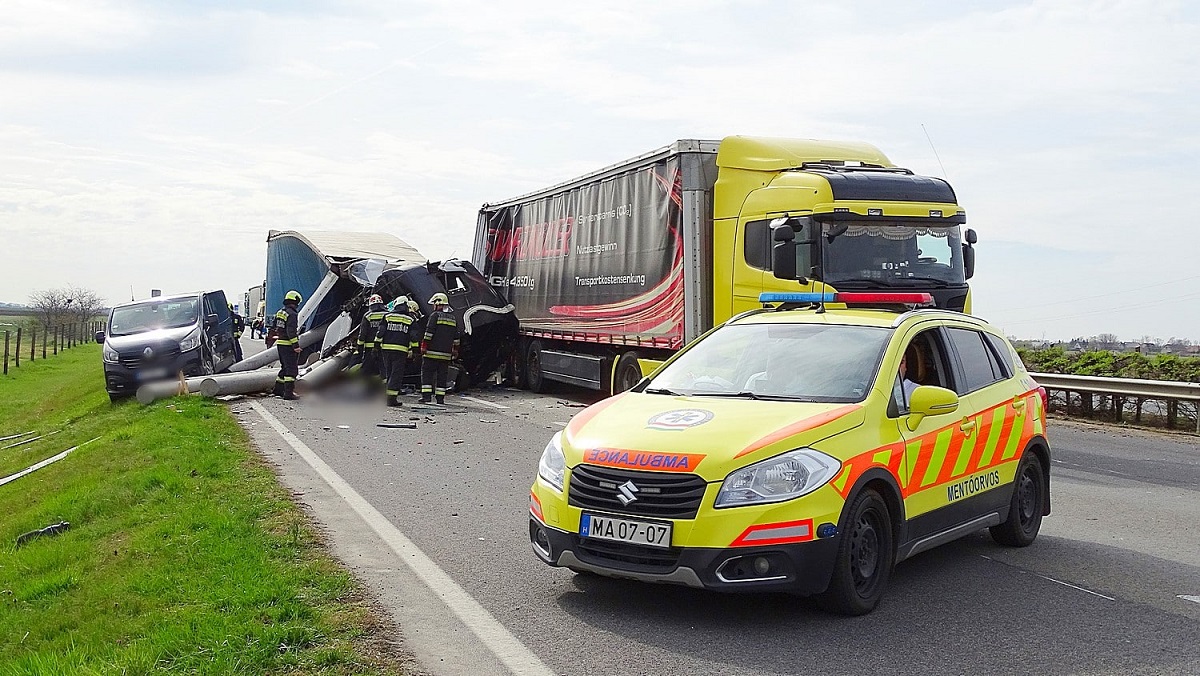 Șofer român de TIR ucis de stâlpii uriași de beton pe care-i transporta și care au smuls cabina de pe șasiu, pe o autostradă din Ungaria