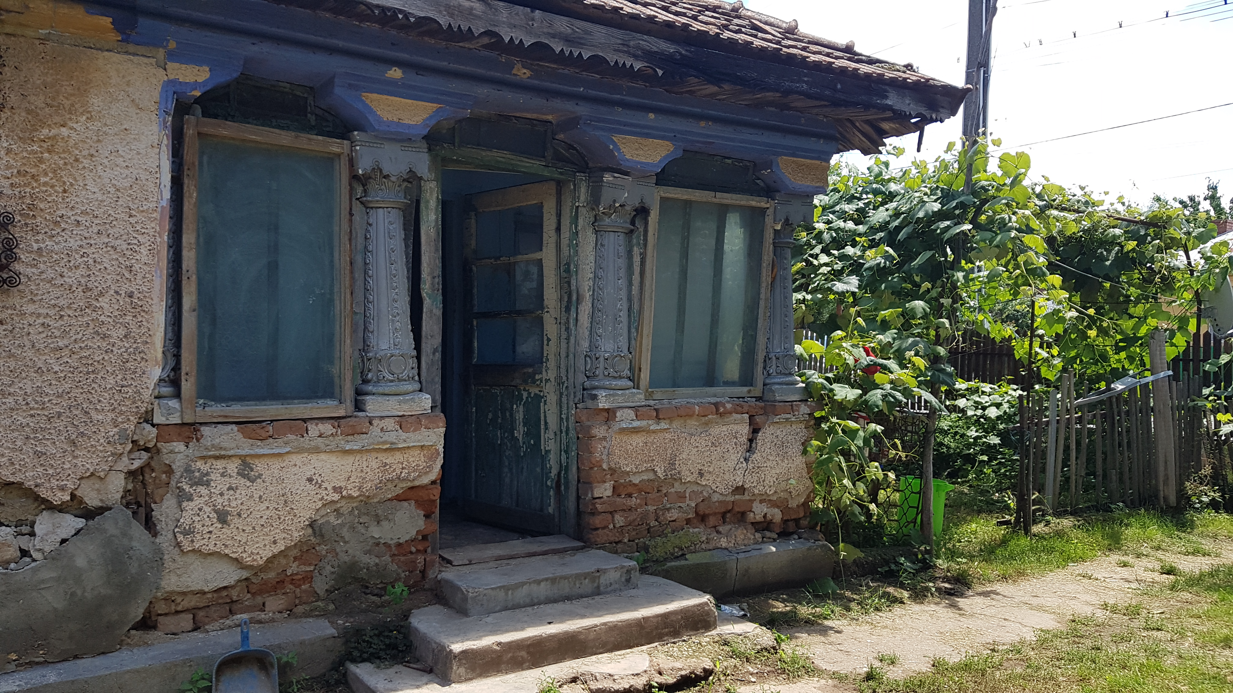 Darul unor săteni din Dâmbovița și al unei asociații pentru un bărbat invalid, cu un fiu bolnav, care trăiește din 142 de lei pe lună: îi vor reconstrui casa
