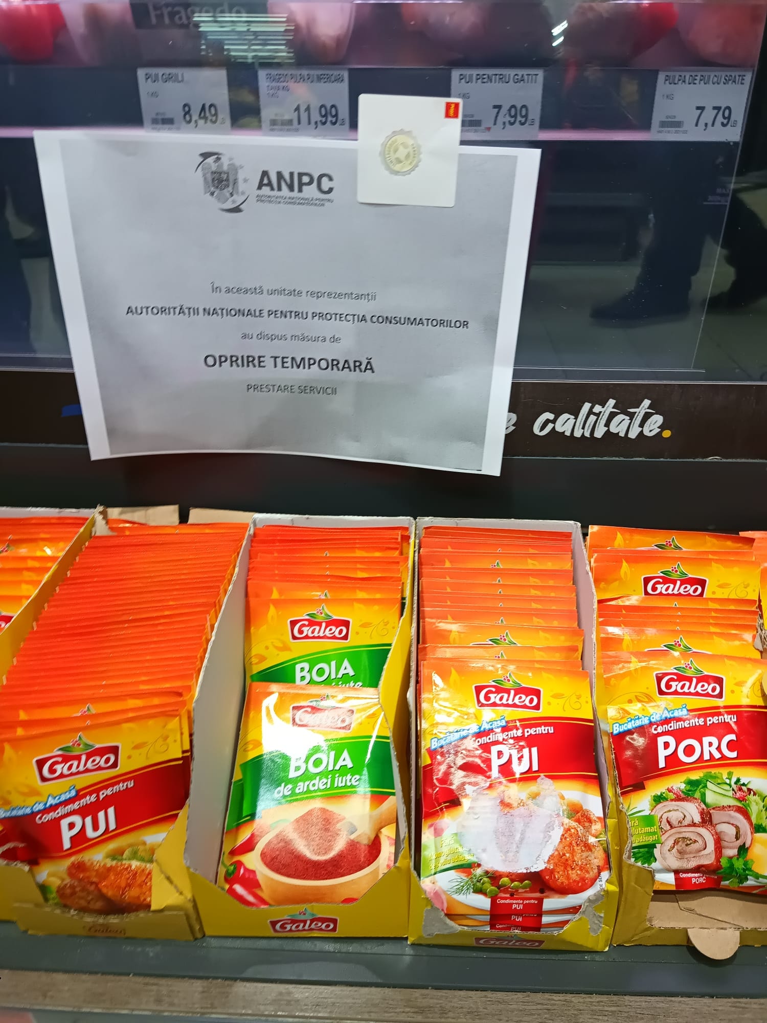 Sute de kilograme de alimente, oprite de la comercializare în două din cele mai populare stațiuni montane. Ce au descoperit inspectorii ANPC
