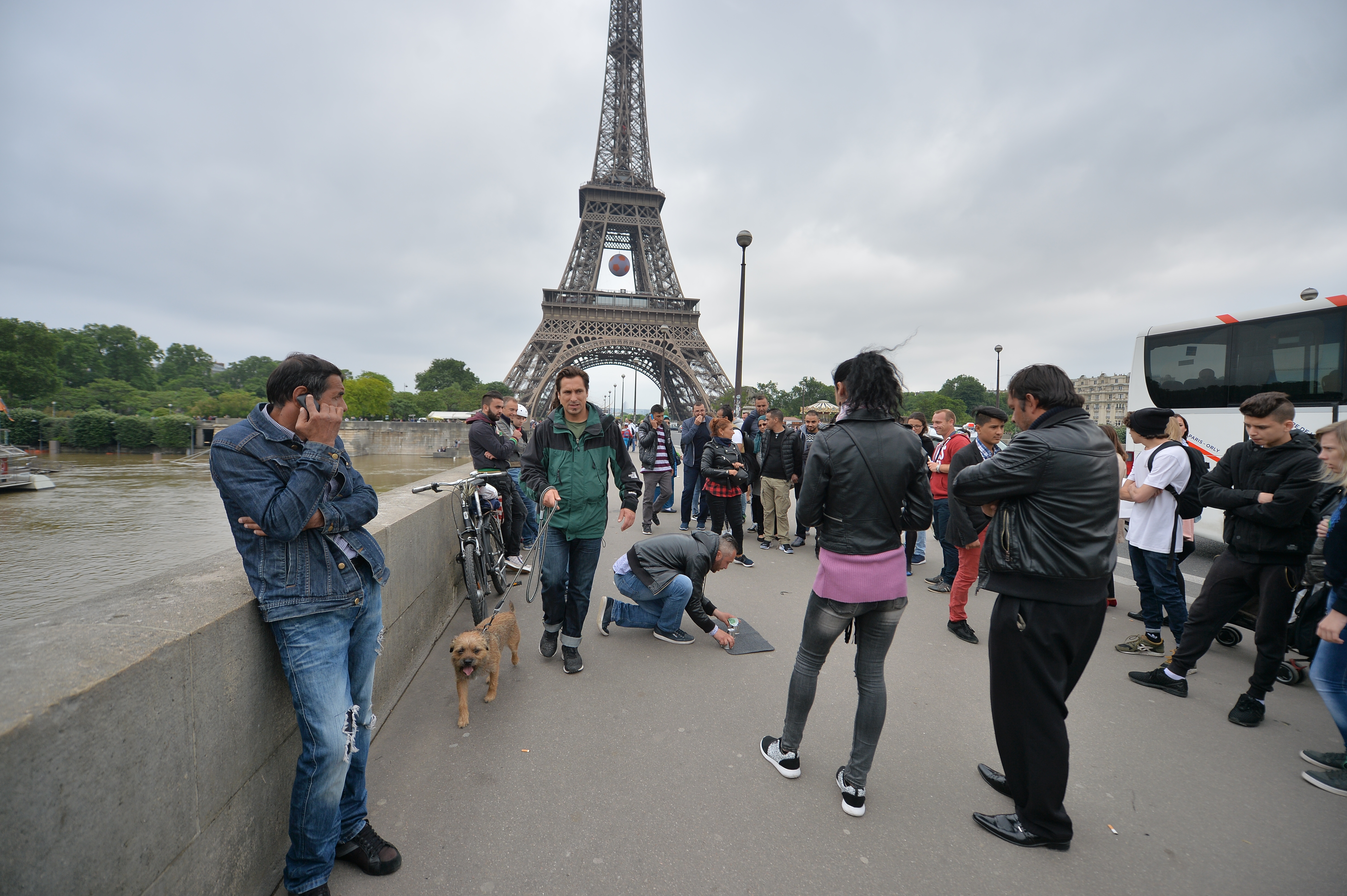 Euro 2016. Parisul și-a regăsit veselia în ciuda problemelor cu care se confruntă. Francezii trăiesc din plin viața și trepidează în așteptarea turneului final EXCLUSIV&FOTO și VIDEO