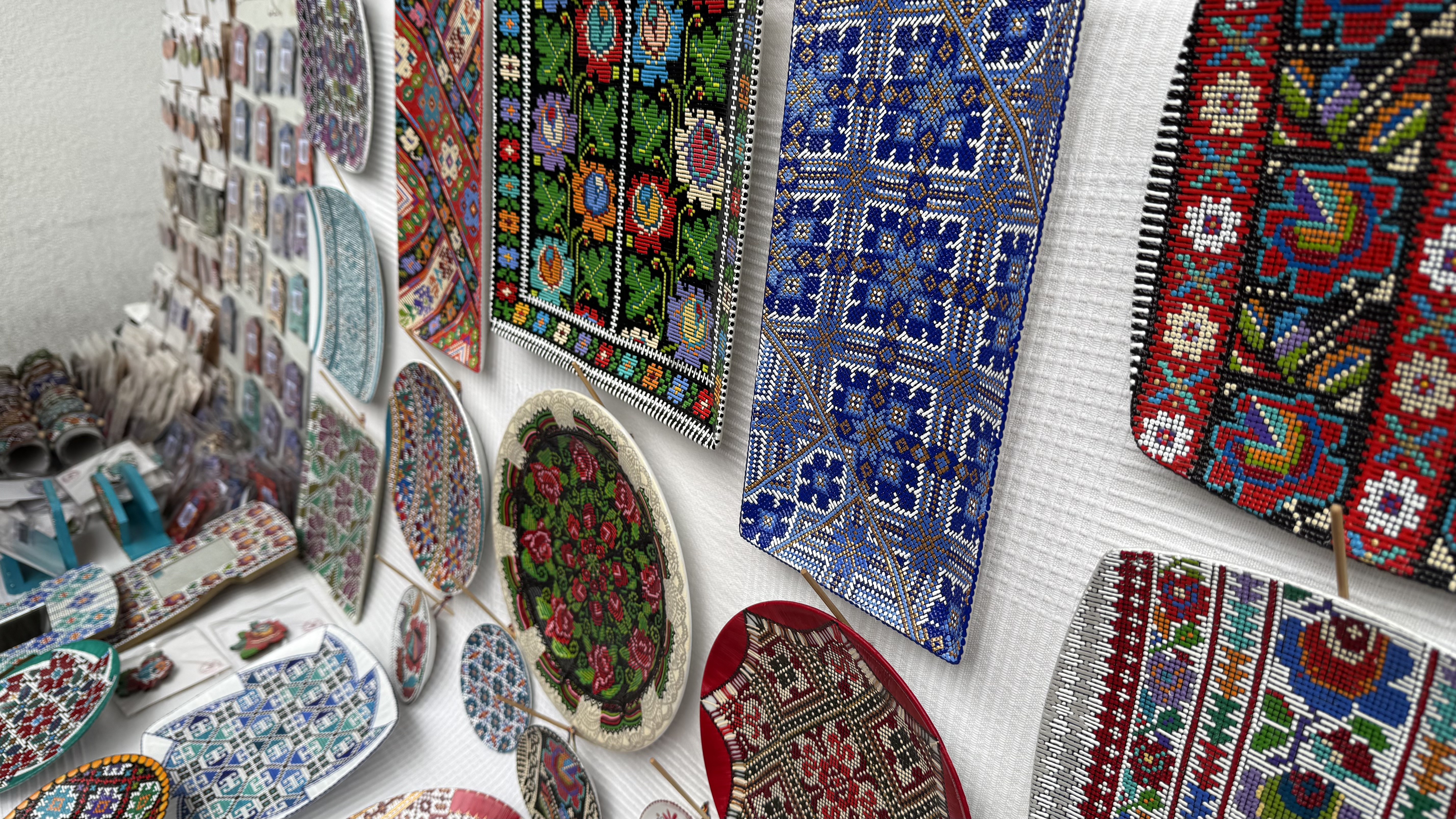 „Esență de Românie într-o farfurie”. Peter Brâncoveanu și broderiile pictate pe ceramică: „50 de lei sau 10 euro! Am și Revolut”