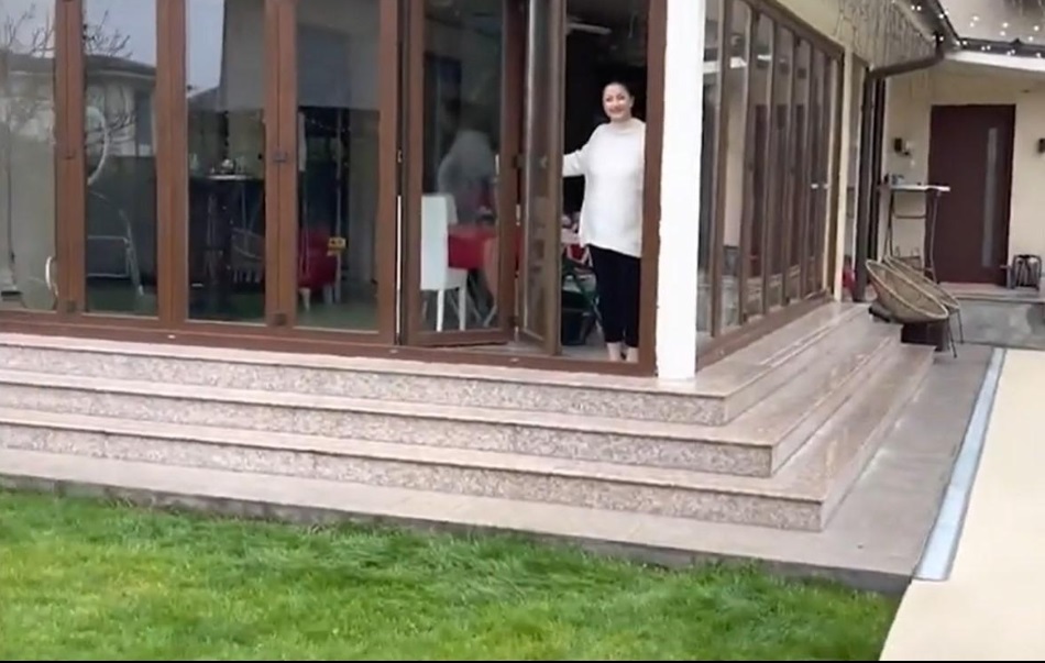 Imagini cu casa în care locuiesc Gabriela Cristea și Tavi Clonda. Voiau să vândă vila de lux, care are și piscină, cu 900.000 de euro