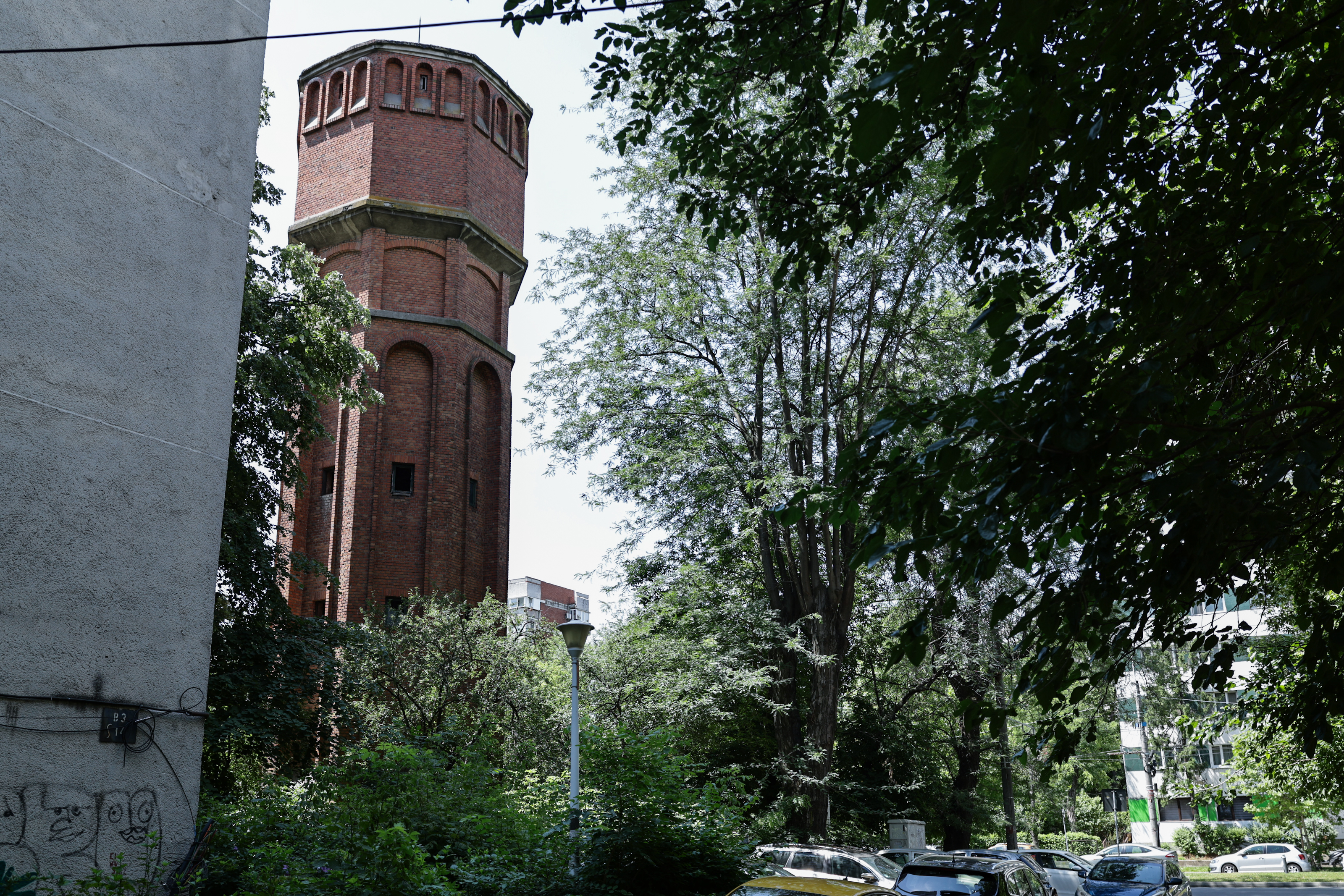 Un turn cu aspect medieval în mijlocul Bucureștiului. Povestea construcției care îi face pe trecători să se oprească din drum