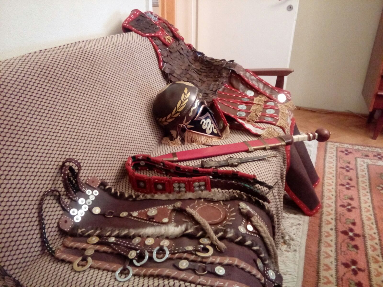 REPORTAJ: Un tânăr gălățean luptă să reconstituie istoria pe viu. Echipamente vechi prind viață în micul său apartament/ FOTO&VIDEO