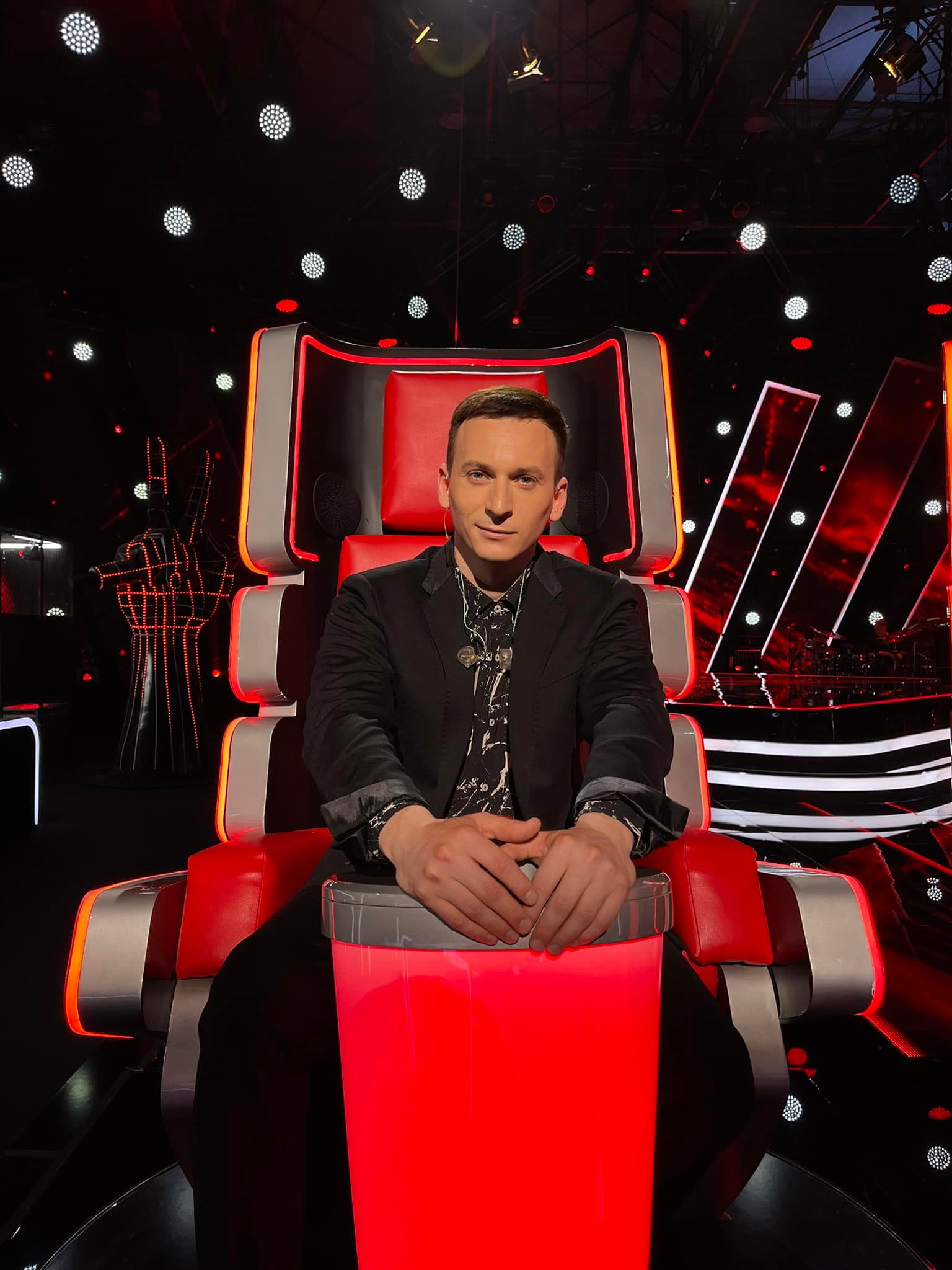 Denis Roabeș de la „Vocea României” a fost chelner în Moscova. Unde a mai lucrat înainte să devină celebru: „Am exersat multe și diverse”
