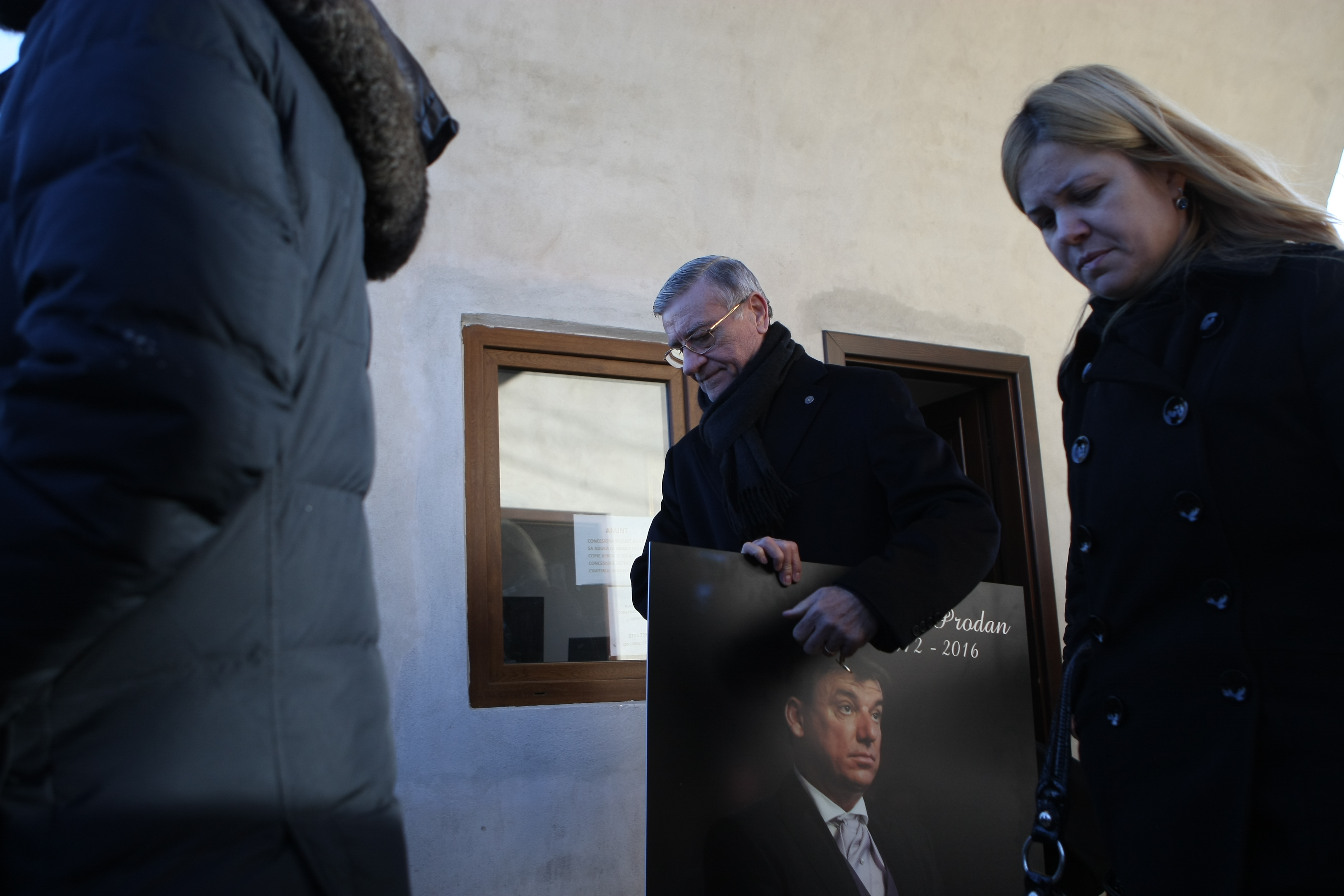 Daniel Prodan a fost înmormântat, azi, la cimitirul Sf. Ilie din Voluntari. Promisiune în lacrimi făcută de Gică Popescu: ”Îți vom îndeplini visul” | GALERIE FOTO