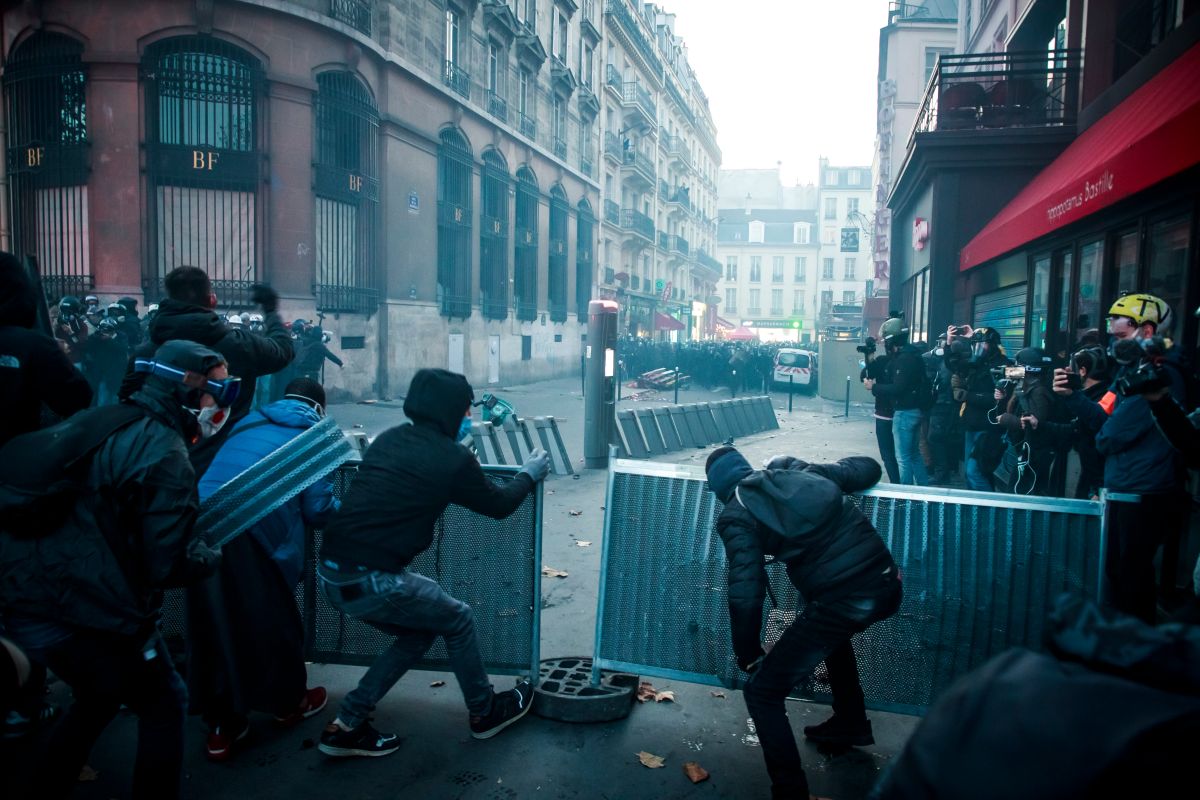 VIDEO | Ciocniri violente la Paris, între forțele de ordine și oamenii care protestează față de brutalitatea poliției