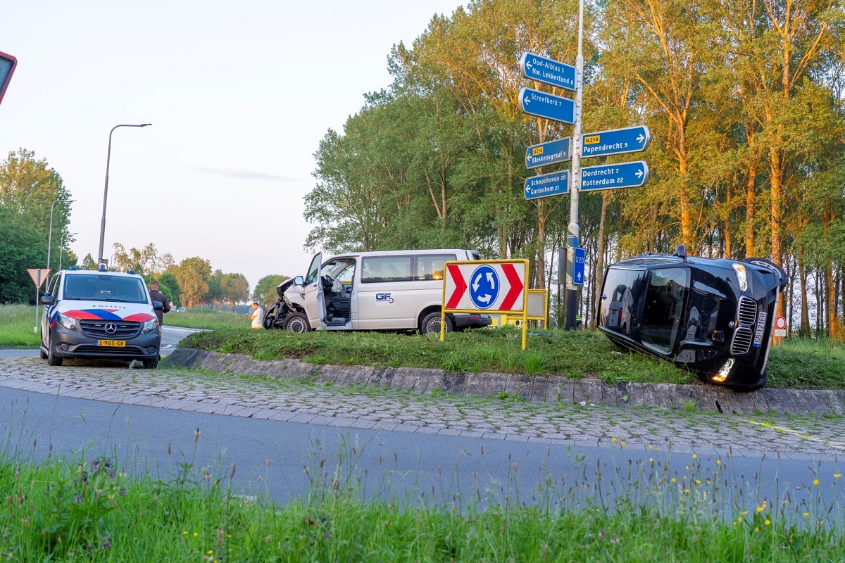 Șofer român de dubă arestat, după ce a răsturnat un BMW X6 într-un sens giratoriu din Olanda
