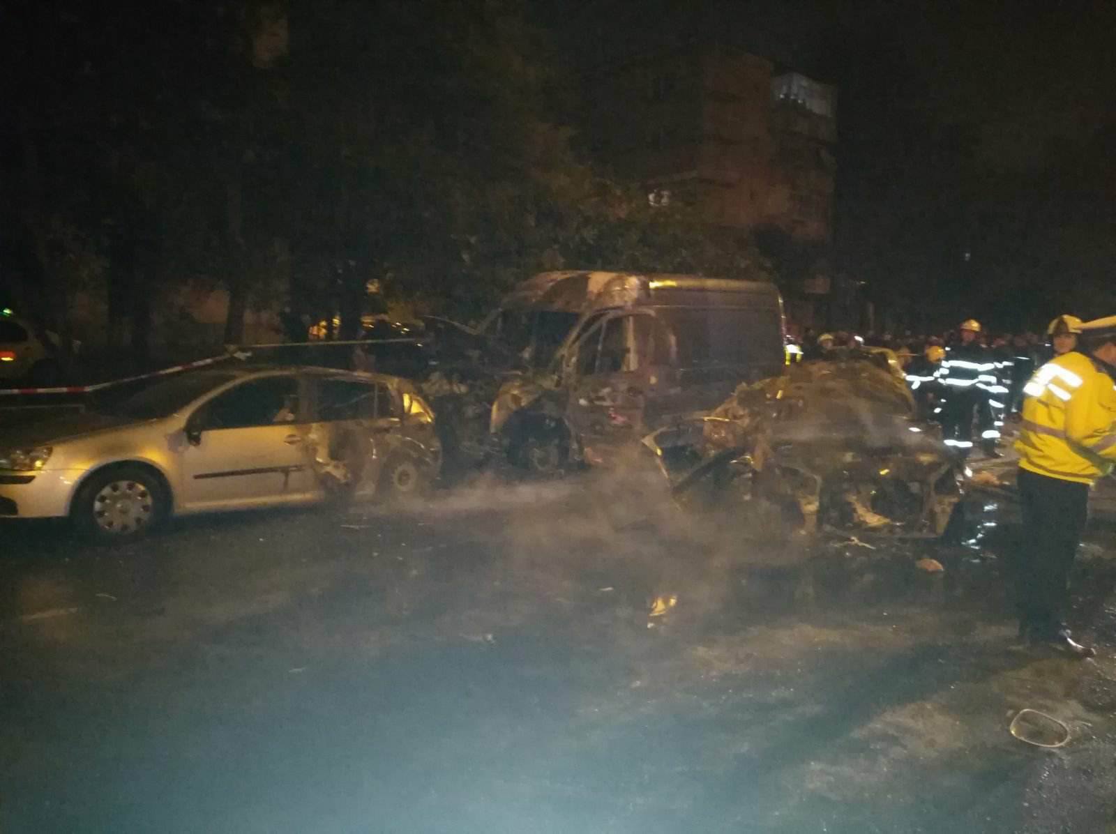 FOTO&VIDEO/ Accident cumplit în București. Patru mașini au luat foc, o femeie a murit, o altă persoană are arsuri grave