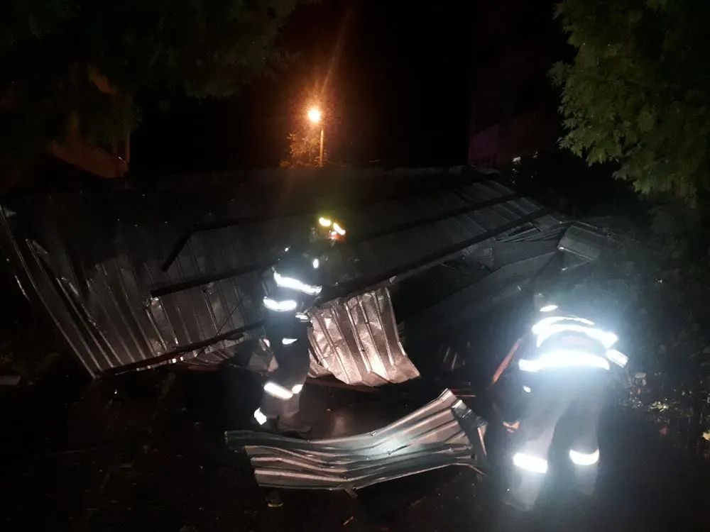 Acoperiș smuls de vânt, la Bacău, în timpul unei furtuni puternice