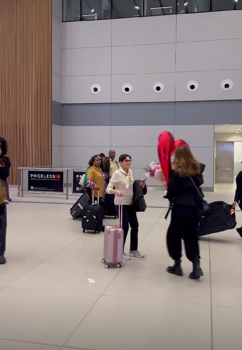 Iulia Vântur, întâlnire emoționantă cu mama ei în aeroport: „Reunite”. I-a adus flori și baloane