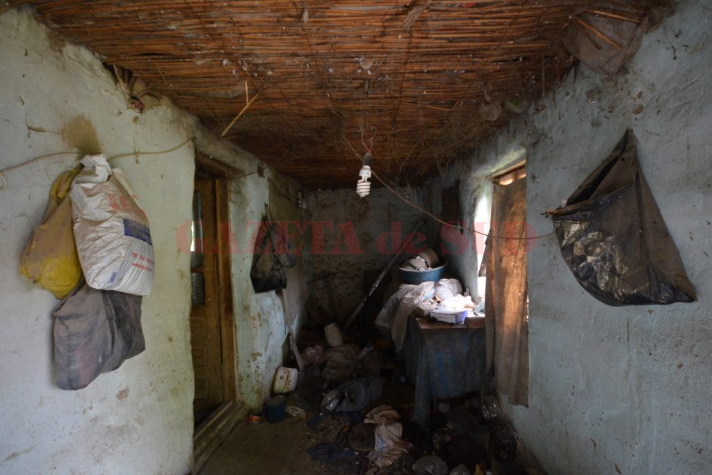 Bătrâni morți, îngropați cu excavatorul la cererea primarului. Pensionarii au fost înhumați, fără slujbă, la marginea cimitirului