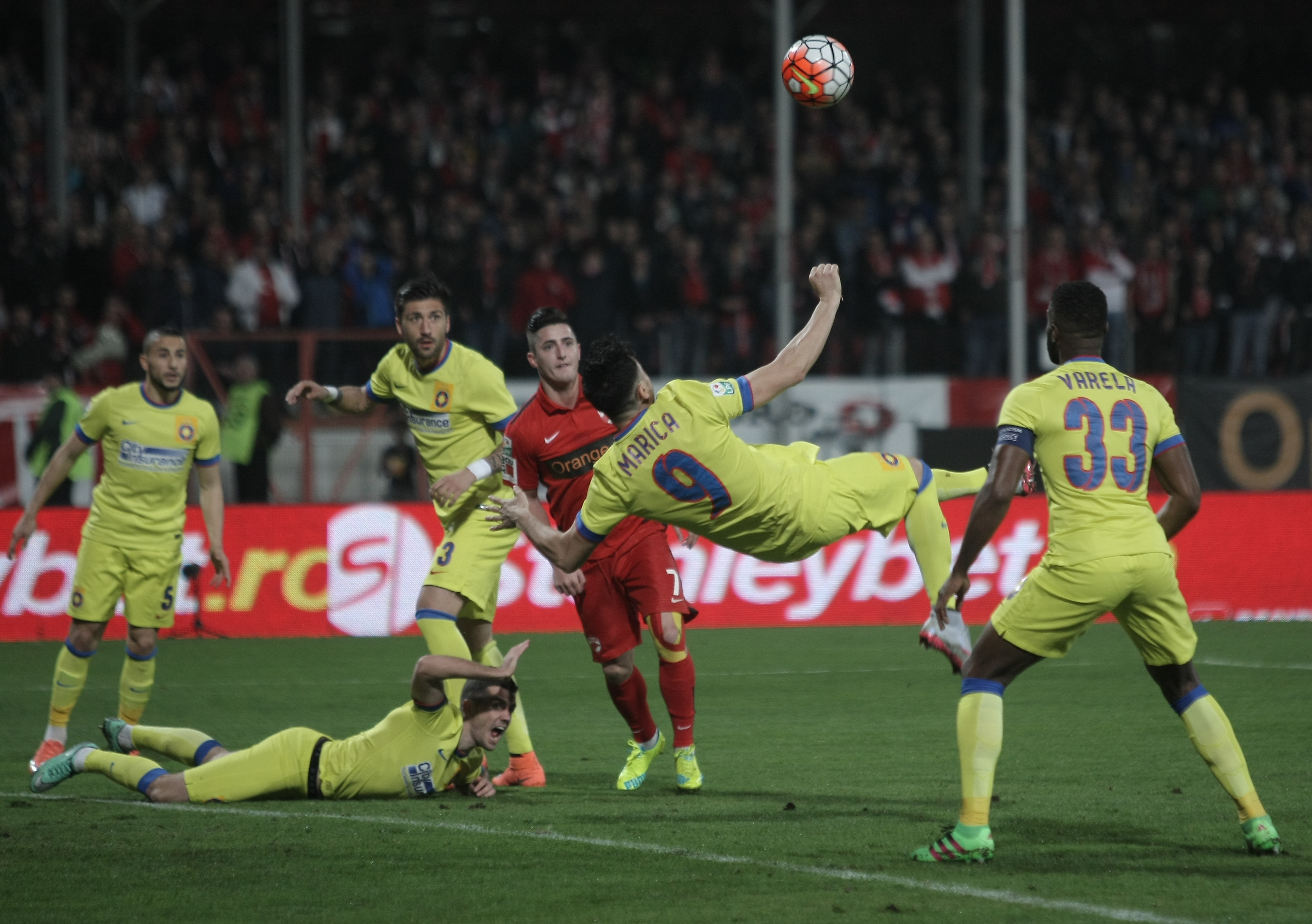 Tensiuni la Steaua. Campionii se critică între ei, după ce au scăpat victoria în finalul derby-ului cu Dinamo: ”Retragere inexplicabilă în repriza a doua. Bicfalvi a egalat, după o greșeală a lui Papp” / FOTO&VIDEO