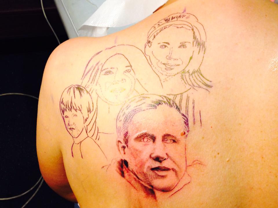 GALERIE FOTO / SENZAŢIONAL! Prodanca şi-a tatuat toată familia pe spate