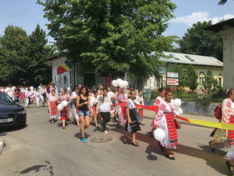 Ziua Universală a Iei | Actorul Toma Cuzin din Las Fierbinți a defilat în cămașă românească în satul lui Brâncuși