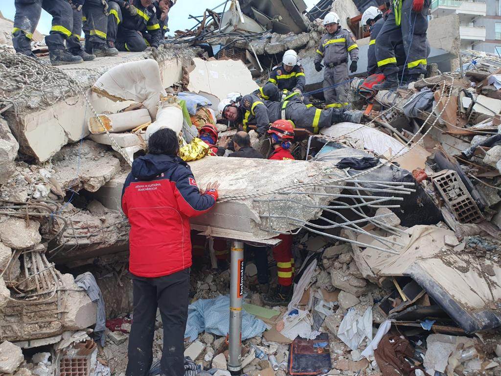 Imagini din timpul misiunii de recuperare de sub dărâmături a unei familii din Turcia, de către salvatorii români