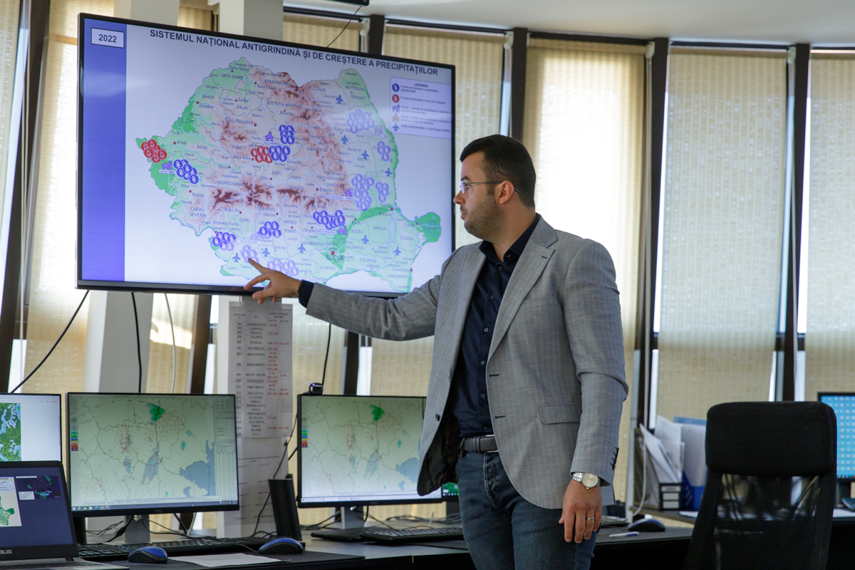 REPORTAJ. Bătălia între fermierii disperați de secetă și specialiștii care trimit rachete în nori: „Oamenii spun că nu plouă din cauza noastră”