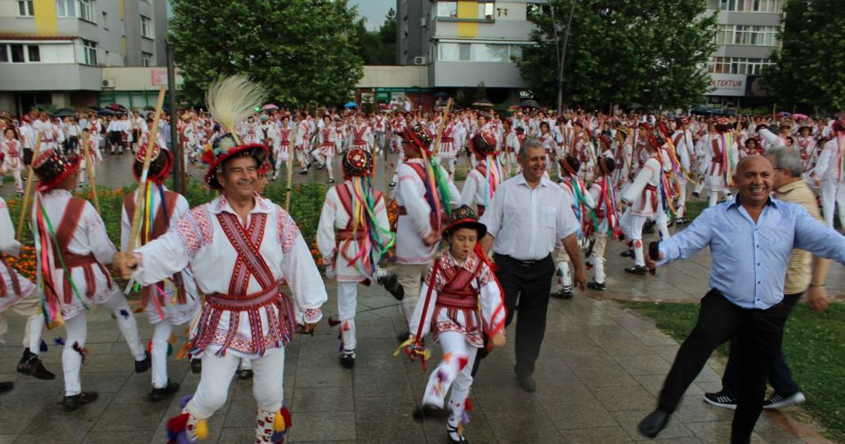 Peste 1.000 de călușari au dansat în Slatina. Oltenii vor să intre în Cartea Recordurilor