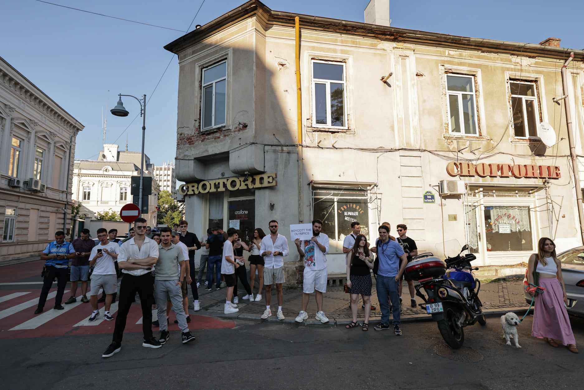 Frații Tate, judecați pentru viol și trafic de persoane, protest în fața Ambasadei Franței pentru „susținerea creștinismului”. Ce i-a deranjat?