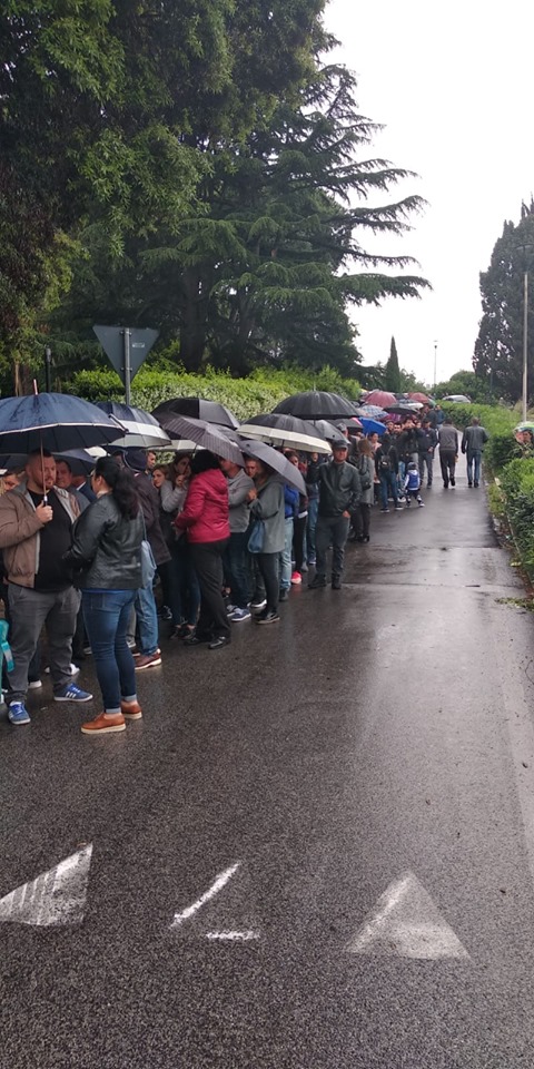 FOTO, VIDEO | Imagini incredibile la Londra: coadă interminabilă la secția de votare din cartierul botezat „Little Romania”! Mobilizare exemplară a diasporei și în Germania, Italia, Olanda și Belgia