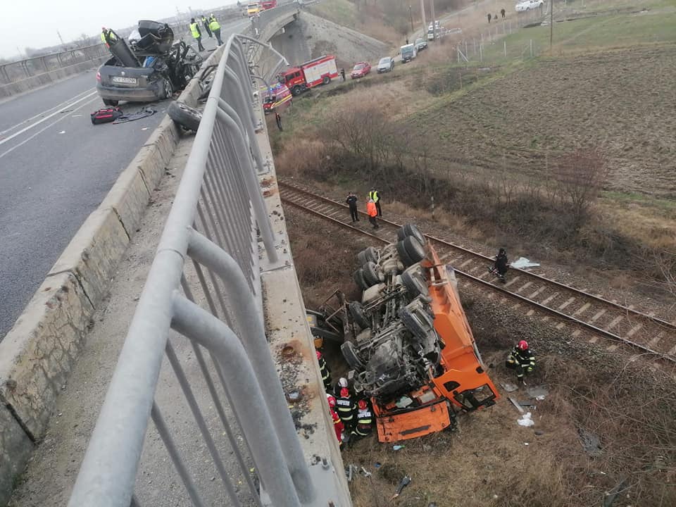 Accidentul cu trei morți de la Avrig a fost filmat. Momentul în care basculanta strivește un autoturism și apoi cade de pe viaduct | VIDEO