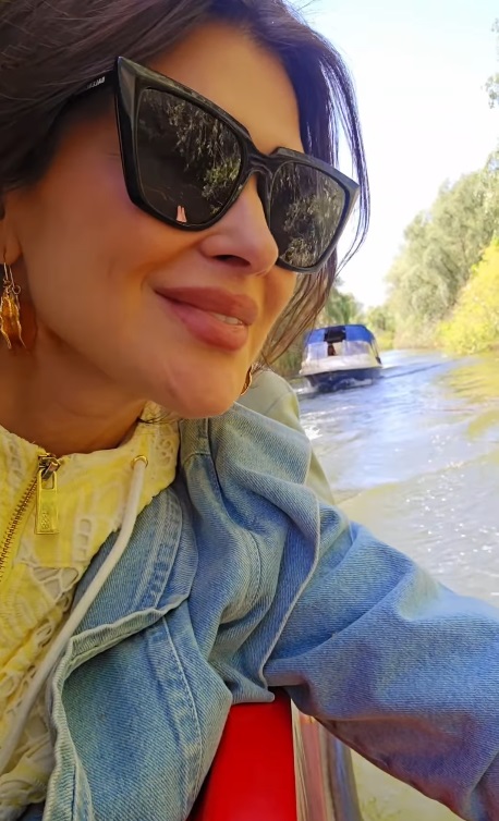 Monica Bîrlădeanu, în brațele lui Valeriu Gheorghiță. Imagini neașteptate din vacanța lor în Delta Dunării: „Măreția naturii e de neegalat”