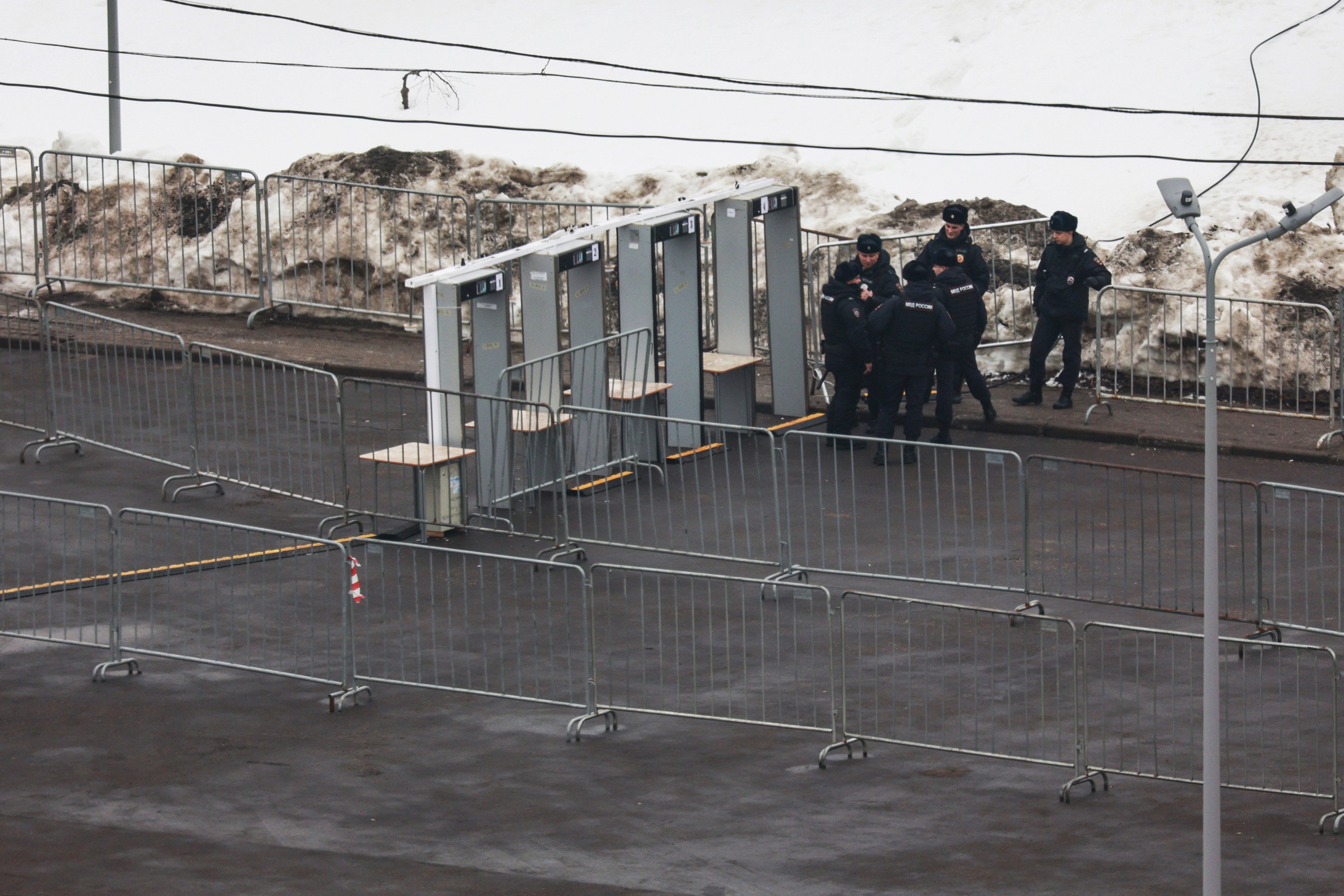 Înmormântarea lui Navalnîi: Mii de ruși au stat la coadă pentru un omagiu la mormântul opozantului. Oamenii au scandat „Rusia va fi liberă”. Peste 120 de persoane reținute