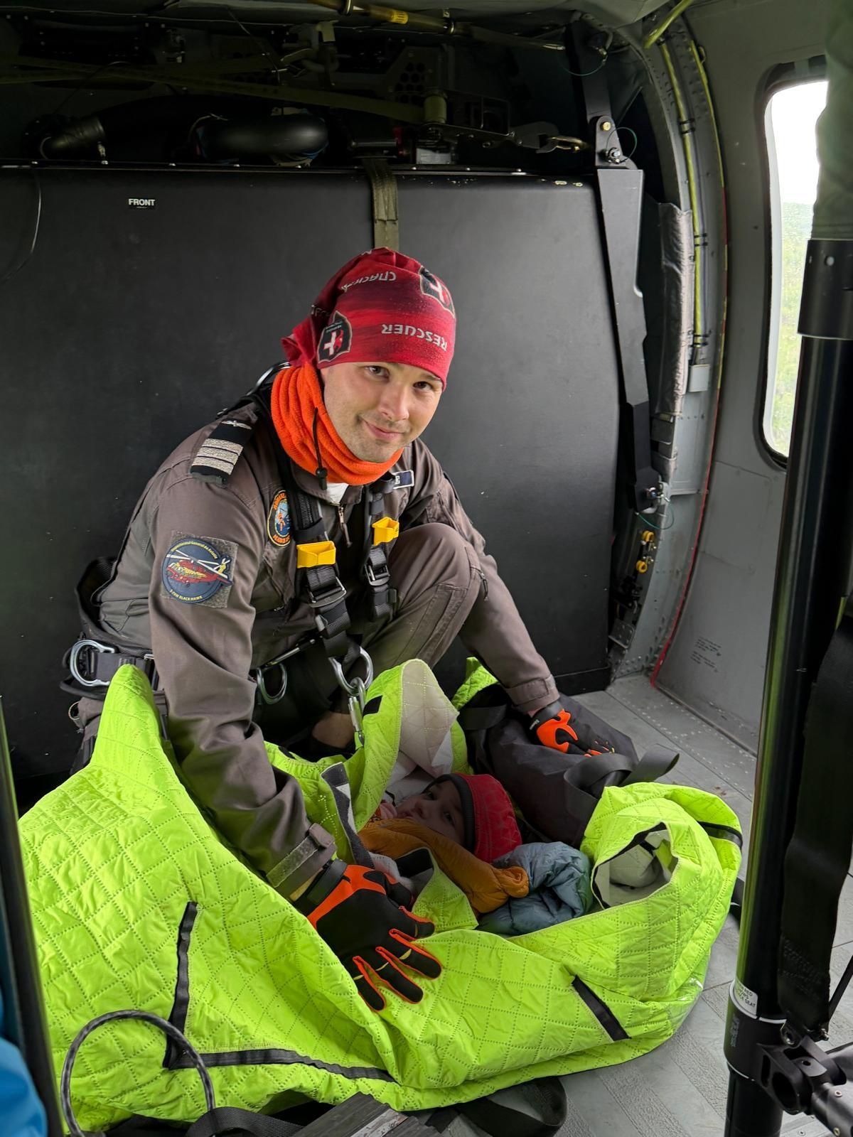 Cine l-a găsit pe Alexandru, băiatul dispărut în Sibiu: Salvatorul a coborât cu troliul din elicopter și a rămas alături de copil în pădure