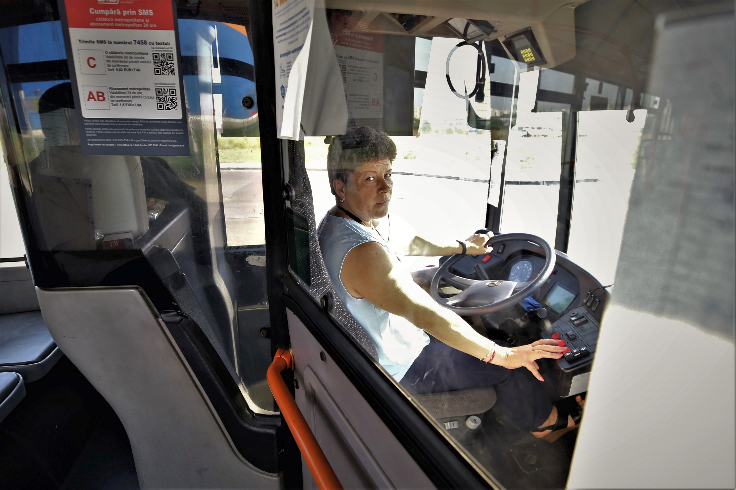 REPORTAJ. Cu autobuzul prin București, alături de una dintre cele trei femei din peste 3.000 de șoferi ai STB: „De mică mă visam la volan. Și jucam fotbal”