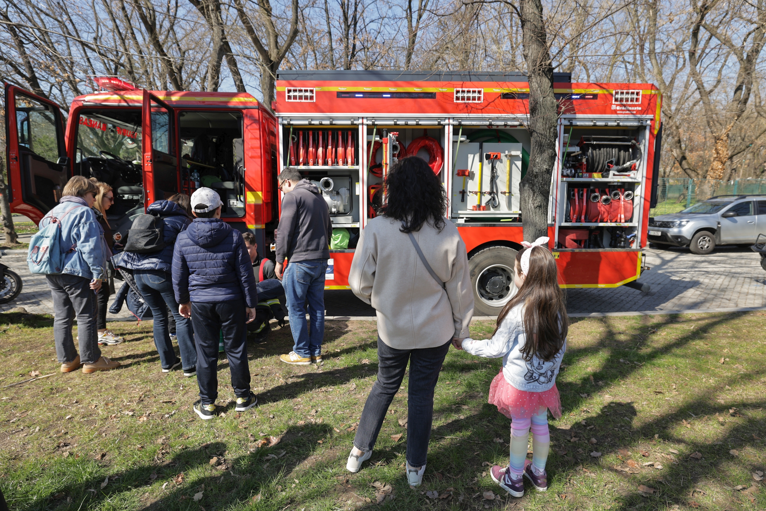 FOTO. Ziua Poliției Române, sărbătorită în avans. Sute de persoane în Parcul Herăstrău, unde au putut vedea echipamentele din dotarea Poliţiei