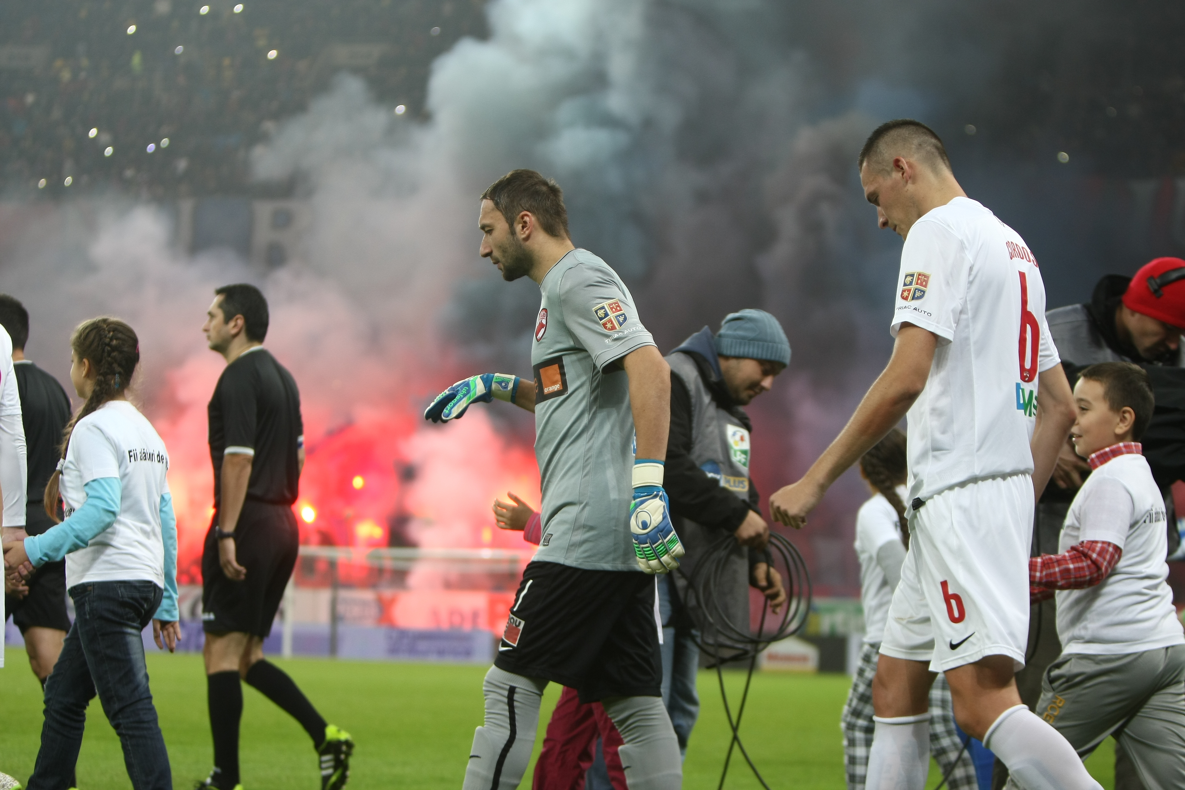 GALERIE FOTO&VIDEO/ DERBY-UL ROMÂNIEI, STEAUA - DINAMO 3-0. ^ Echipa din Ghencea i-a speriat pe ”câini” de Halloween! Szukala, Papp și Keșeru au înscris pentru roș-albaștri. Arlauskis și Bărboianu, loviți de petardele aruncate de suporteri. Băiatul lui Florentin Petre a debutat la Dinamo