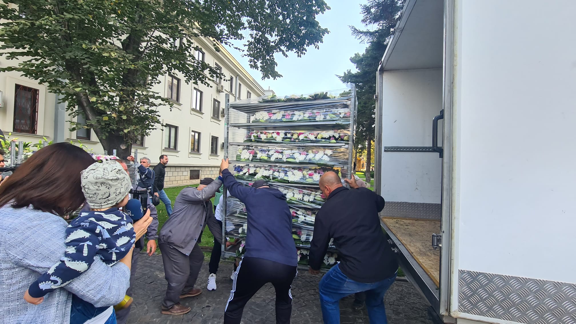 300.000 de credincioși sunt așteptați începând de mâine în pelerinaj la Sfânta Parascheva. Vor fi aduse și moaștele unui sfânt cu origini în Ucraina
