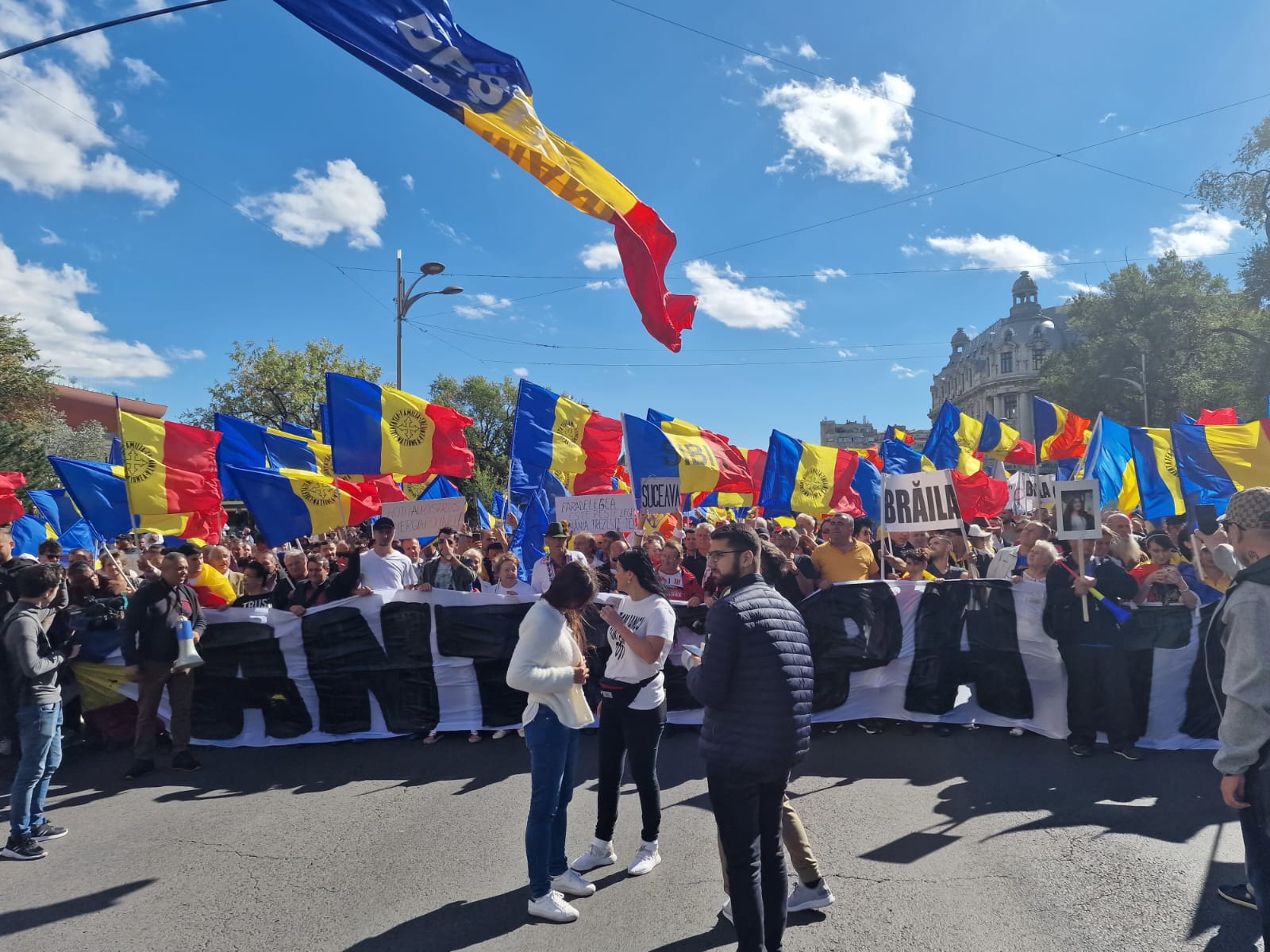 Scandal între taberele Simion și Șoșoacă, la protestul AUR. Manifestanții, despărțiți de jandarmi