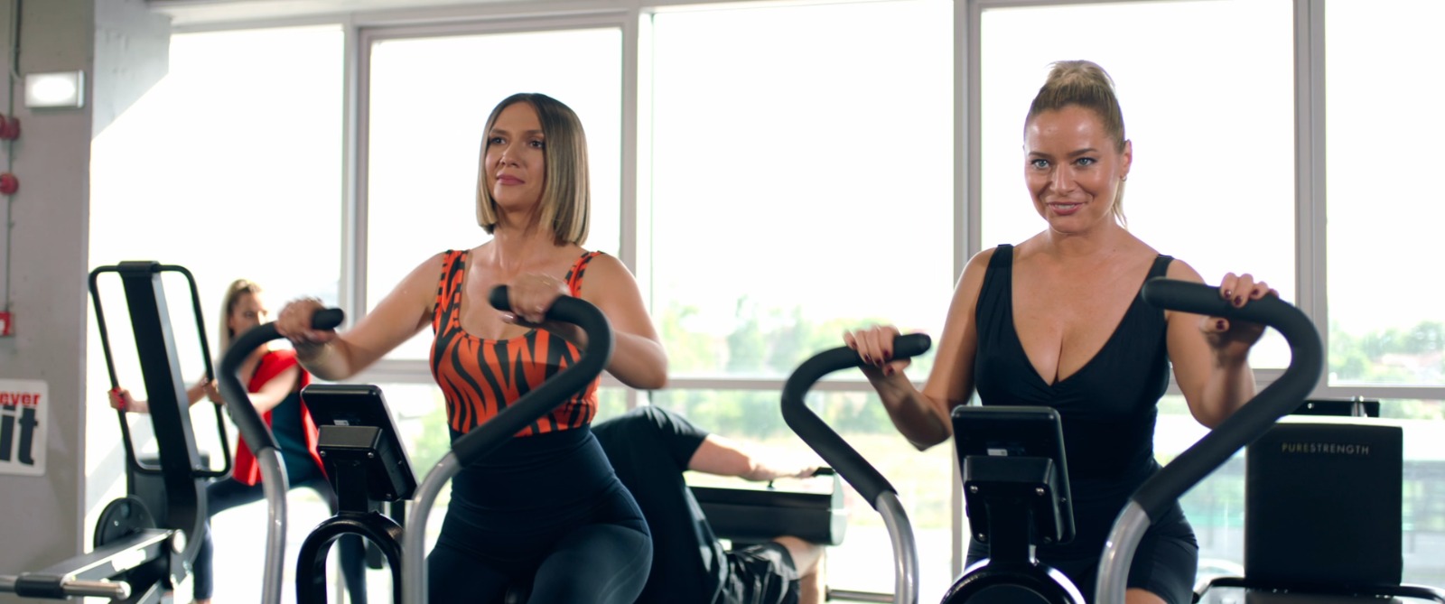 Laura Cosoi, Adela Popescu și Ada Condeescu, „goale” pe afișul filmului „Retreat Vama Veche”. Ce roluri joacă în comedia filmată la mare