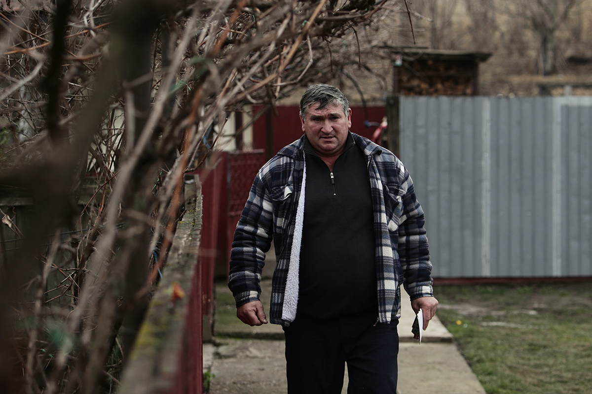 Sacrificiul neștiut al românilor care își cresc singuri copiii, în timp ce soțiile lor sunt la muncă în străinătate: „Nu mă pot uita când își face bagajele. Bărbat-bărbat, dar plâng mereu”