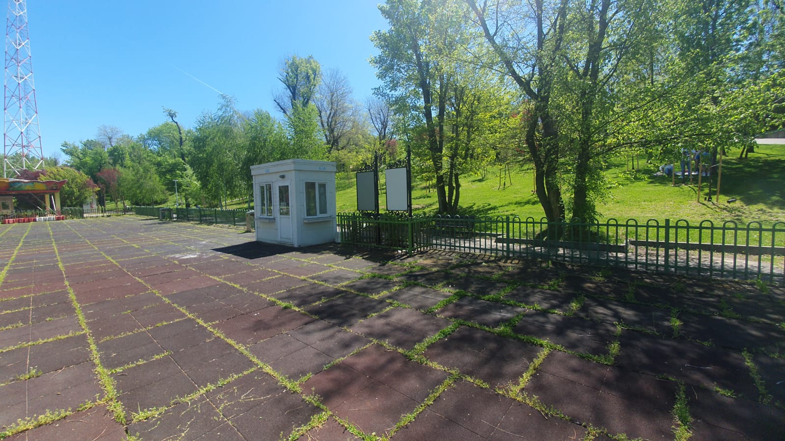 Apocalipsa din Parcul Tei: complexul de distracții abandonat, bănci vandalizate, munți de gunoaie, pontoane devastate. Pericol iminent de tragedii!
