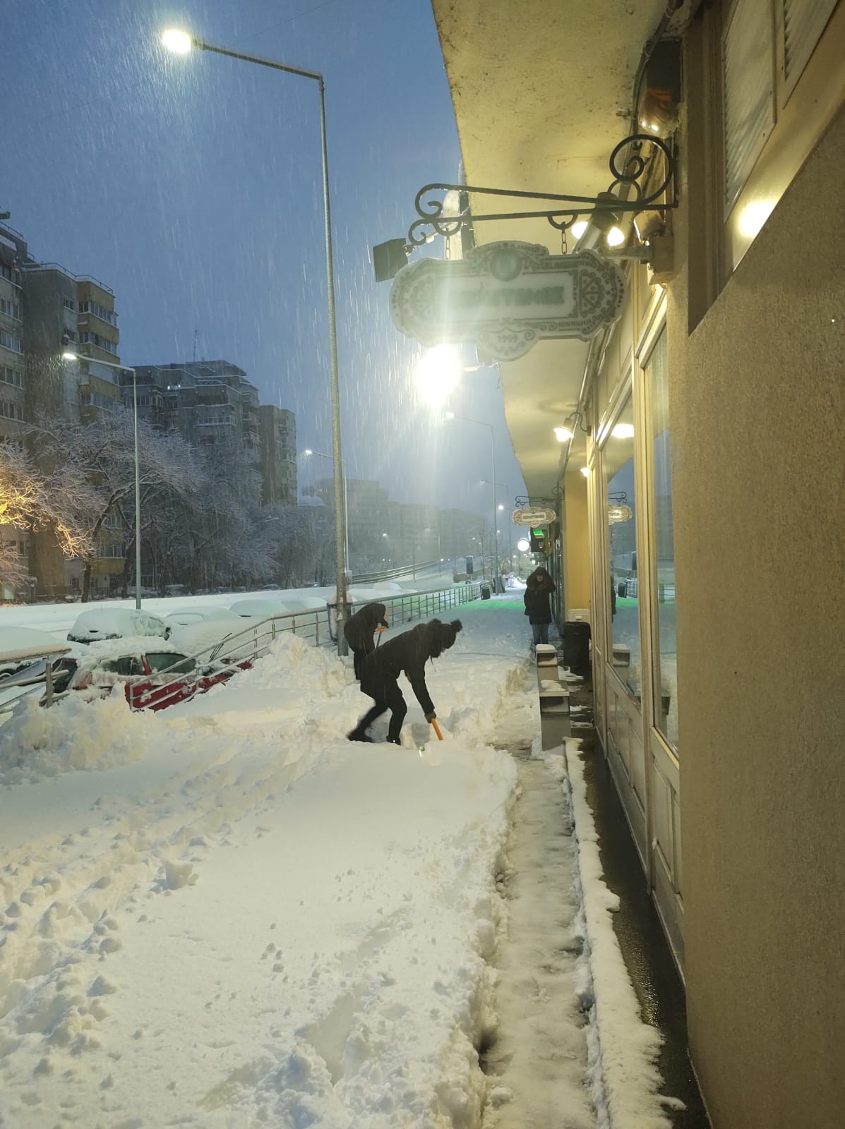 Ciprian Ciucu a ieșit la miezul nopții pe străzile din București. Dimineața, Primăria îi lăuda pe cetățeni că au deszăpezit orașul: „Primarul coordonează situația. Par mobilizați”