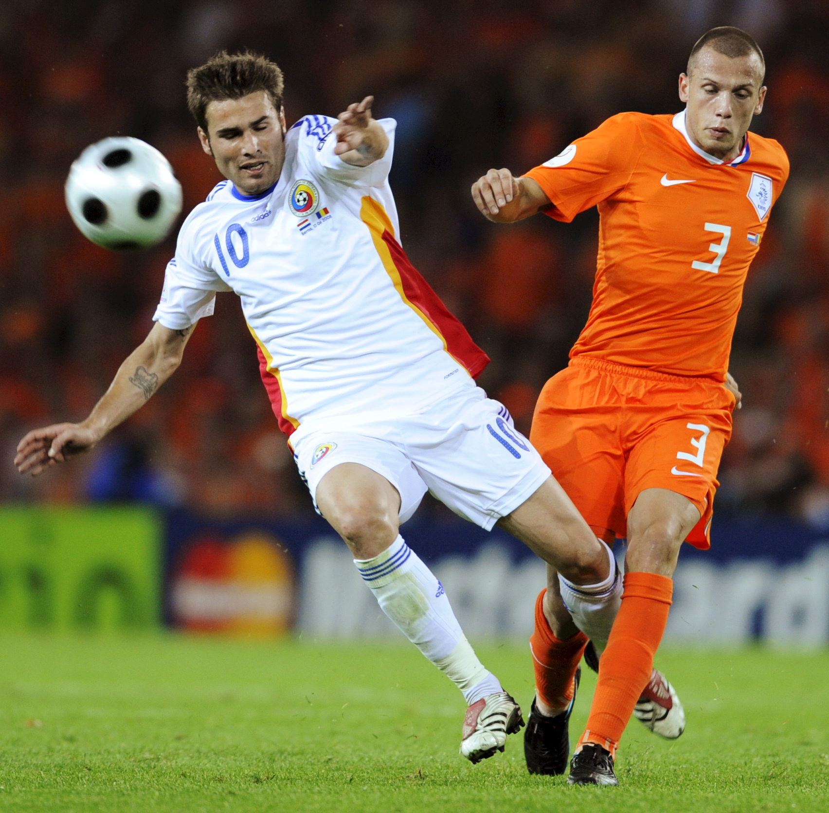 Ladislau Bölöni critică transferul lui Adrian Mutu la echipa lui de suflet, ASA Tîrgu Mureș. ”Nu cred că poate fi de folos, dar să dea Dumnezeu să mă înșel”. Dacă prinde Euro 2016, atacantul de 37 de ani ar putea deveni cel mai bătrân tricolor prezent la un turneu final / EXCLUSIV