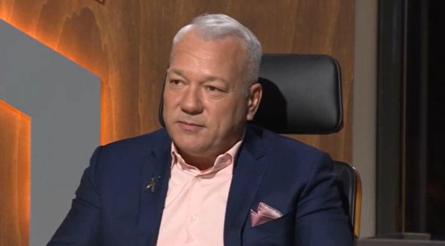 Balogh Levente rosszul lett a Blaha Lujza téren: mentők vitték el az összeomlott üzletembert