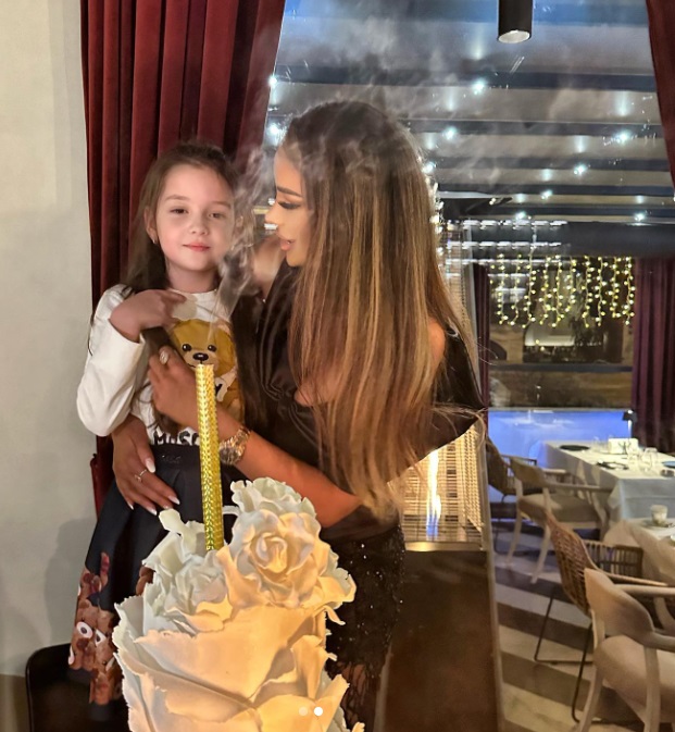 Bianca Drăgușanu și-a sărbătorit ziua de naștere cu șampanie cu foiță de aur și tort, alături de Gabi Bădălău: „Am fost pupată și iubită”