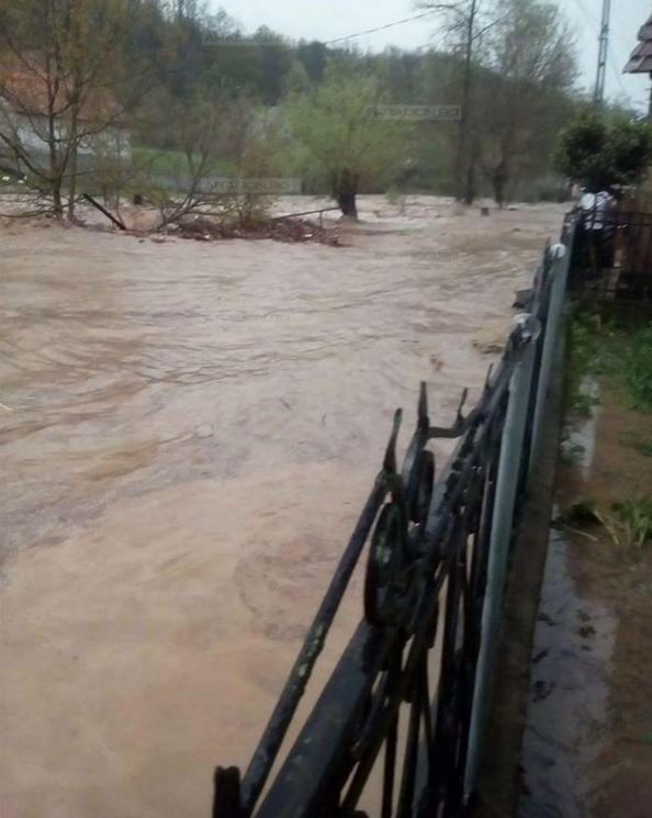 Inundații în Arad, Cluj și Maramureș! Oameni salvați din mijlocul viiturii și sute de gospodării înghițite de ape FOTO