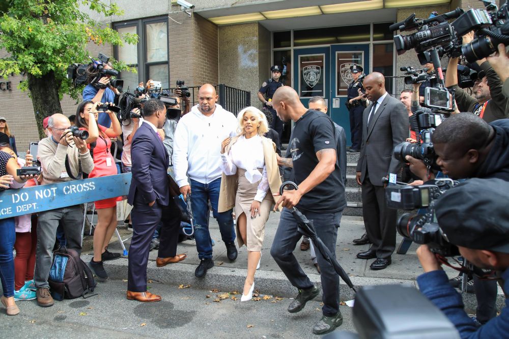 FOTO/ O cunoscută cântăreață din SUA s-a predat la poliție, după ce s-a luat la bătaie într-un club de striptease din New York