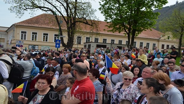 Junii Brașovului 2018. Peste 30.000 de oameni, la cea mai așteptată paradă din Duminica Tomii / FOTO&VIDEO