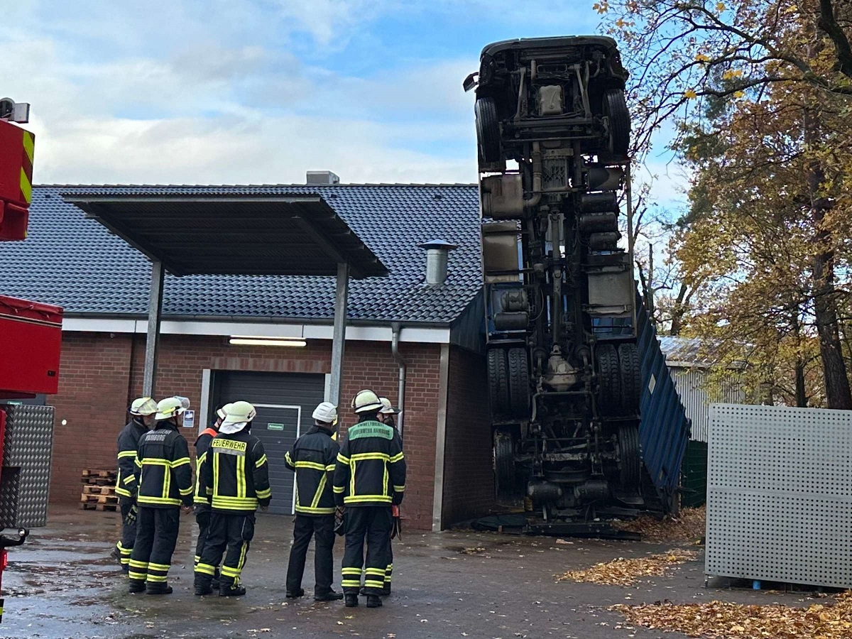 Un camion s-a răsturnat pe spate în parcarea unui supermarket și a rămas pe verticală, în Germania