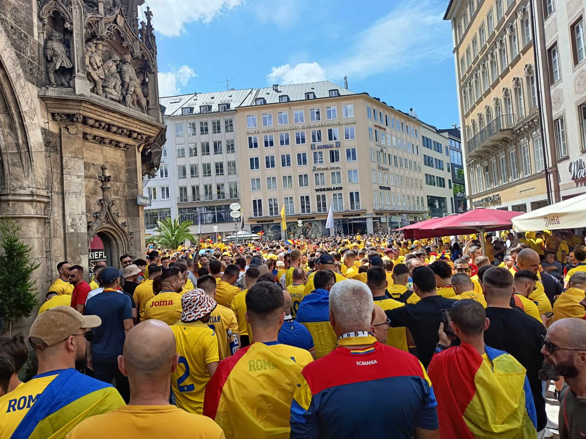 München, pământ românesc. Suporterii tricolorilor au luat cu asalt Marienplatz, „inima” capitalei bavareze, și, apoi, stadionul | FOTO și VIDEO