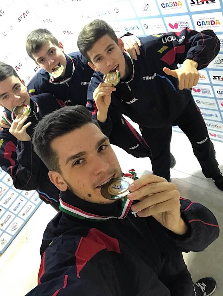 Tricolorii medaliați cu bronz la CM de tenis de masă pentru juniori s-au făcut blonzi, precum Generația de Aur la CM '98