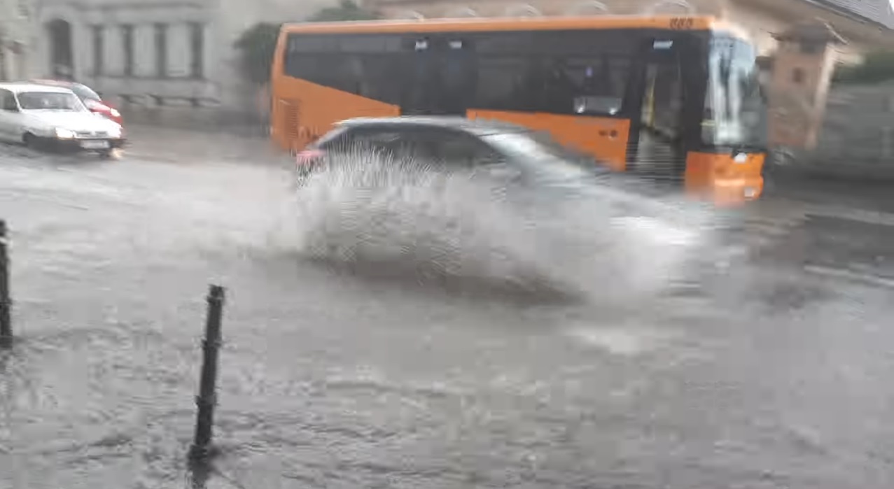 Inundații în Brașov după ploile torențiale. Traficul feroviar, blocat de un copac doborât de furtună / FOTO&VIDEO
