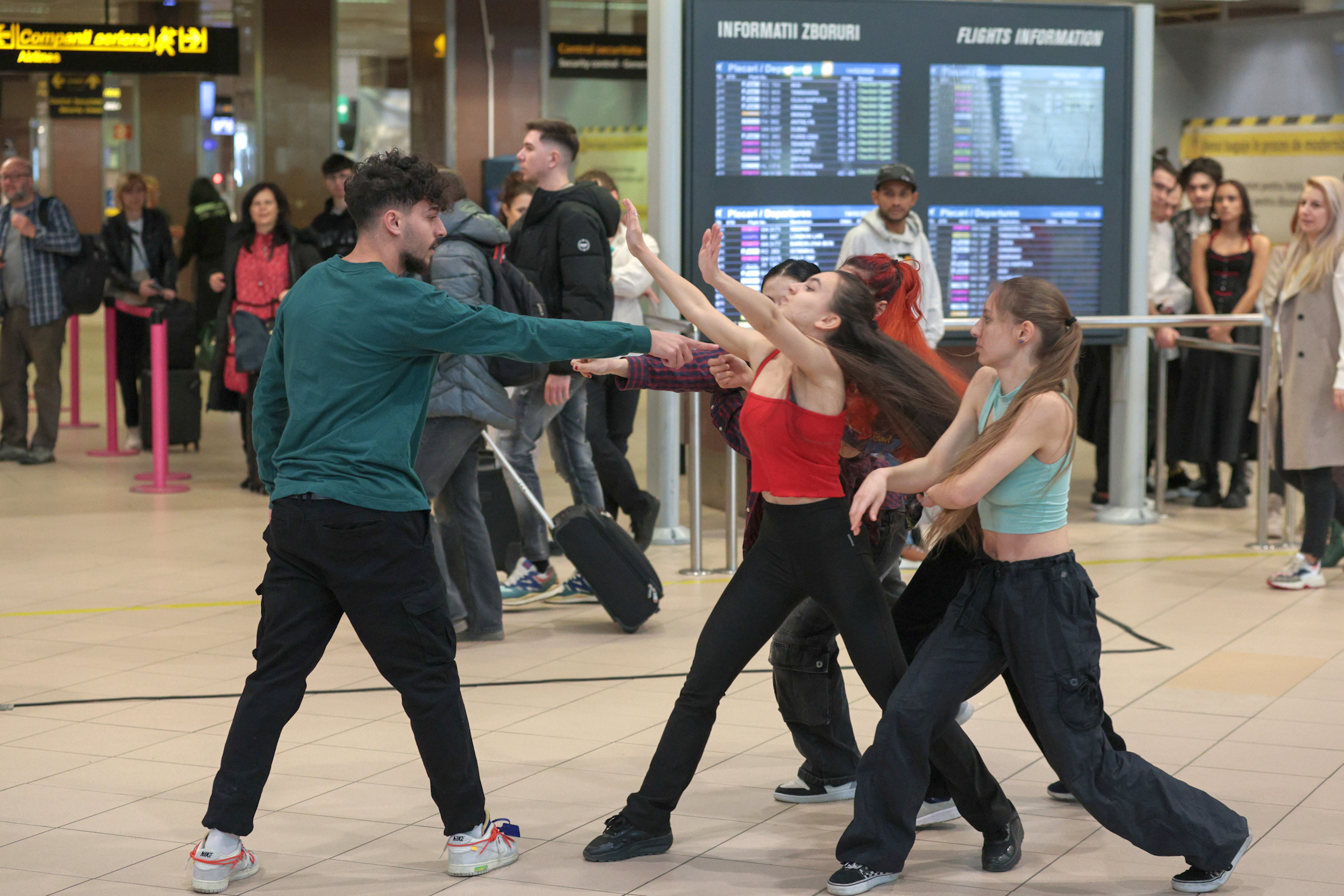 Surpriză pentru călătorii de pe Aeroportul Otopeni, de Valentine’s Day: spectacole din Shakespeare și momente coregrafice