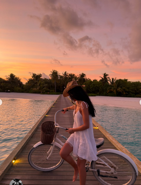 Imagini inedite cu Adelina Pestrițu în Maldive. Detaliul pe care fanii l-au observat la prezentatoarea „Burlacii: Foc în Paradis”. „Trebuie să vă anunț”