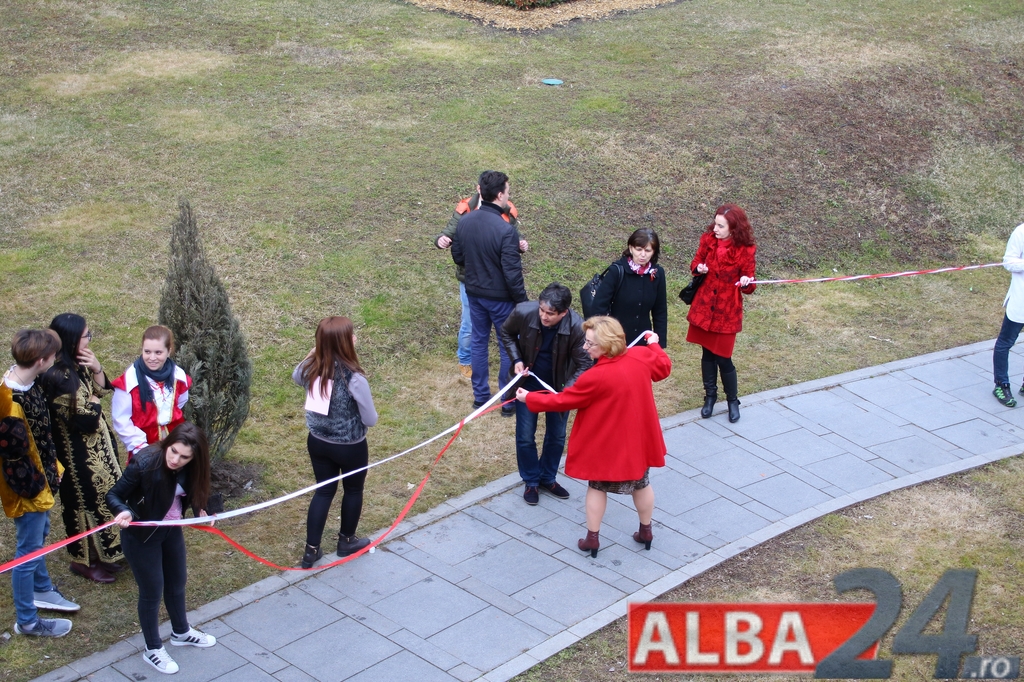 Cetatea Alba Carolina, înconjurată de un șnur de mărțișor uriaș. E lung de aproape 3 kilometri